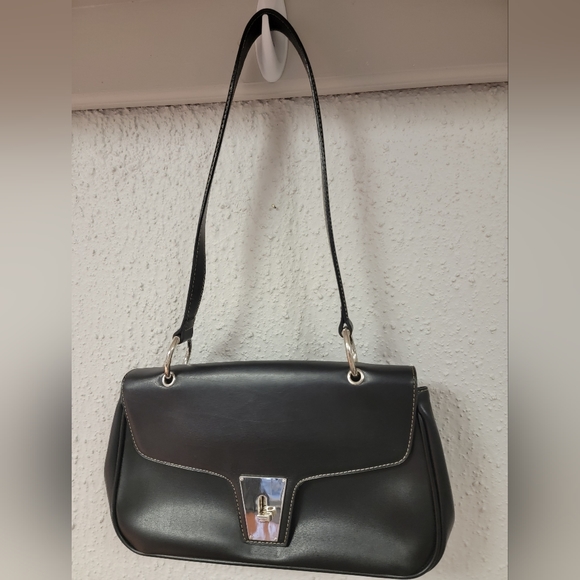 Black Handbag - Picture 2 of 10